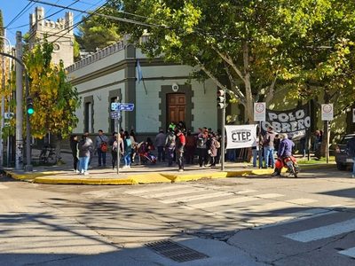 Grave denuncia de una mujer policía que se encadenó en Casa de Gobierno