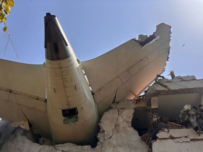 India: un sobreviviente del accidente aéreo en Ahmedabad salió caminando entre los escombros