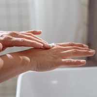 Con solo 2 ingredientes, la mezcla "mágica" para dejar la piel de tus manos suave y sin manchas