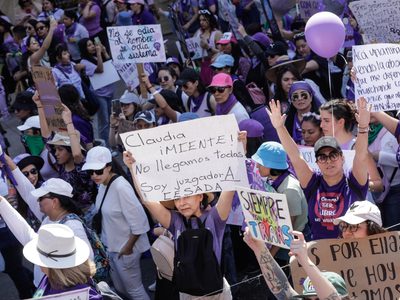 Miles de mujeres marchan en CDMX: "Claudia, no llegamos todas"