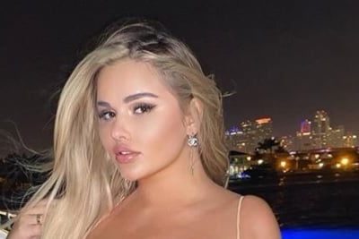 ¡Inolvidable! Anastasiya Kvitko se animó y le explotó el top... ¡en plena playa!