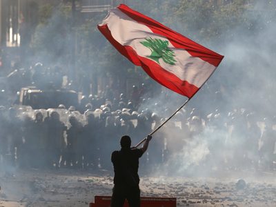 Fuertes disturbios en el puerto de Beirut tras cumplirse un año de la trágica explosión