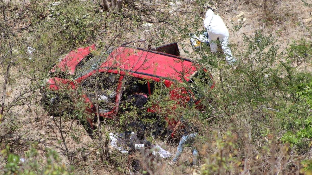 Los cuerpos de tres choferes y un obrero fueron encontrados dentro de una camioneta al fondo de un barranco en Chilpancingo
