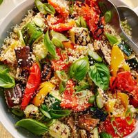 Un plato tibio y nutritivo: cuscús con verduras al horno, la receta que reconforta que es fácil de preparar