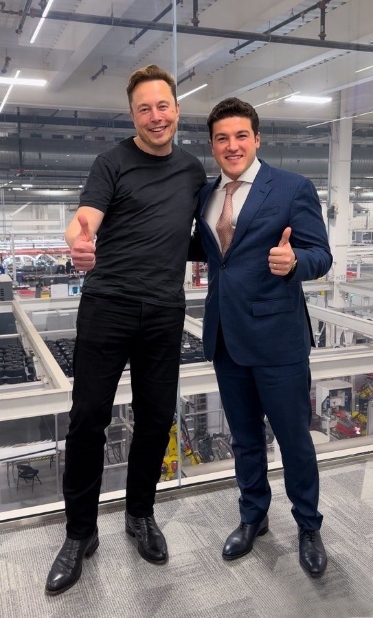Elon Msk, dueño de Tesla, y Samuel García, gobernador de Nuevo León, en el anuncio de la construcción de una plata de Tesla