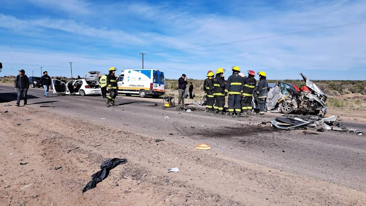 Los autos quedaron completamente destruidos. Fuente: (Facebook)