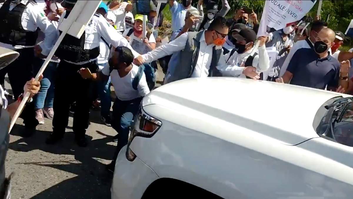 Huida de funcionarios ante reclamo de familias por desaparecidos. Foto: Especial