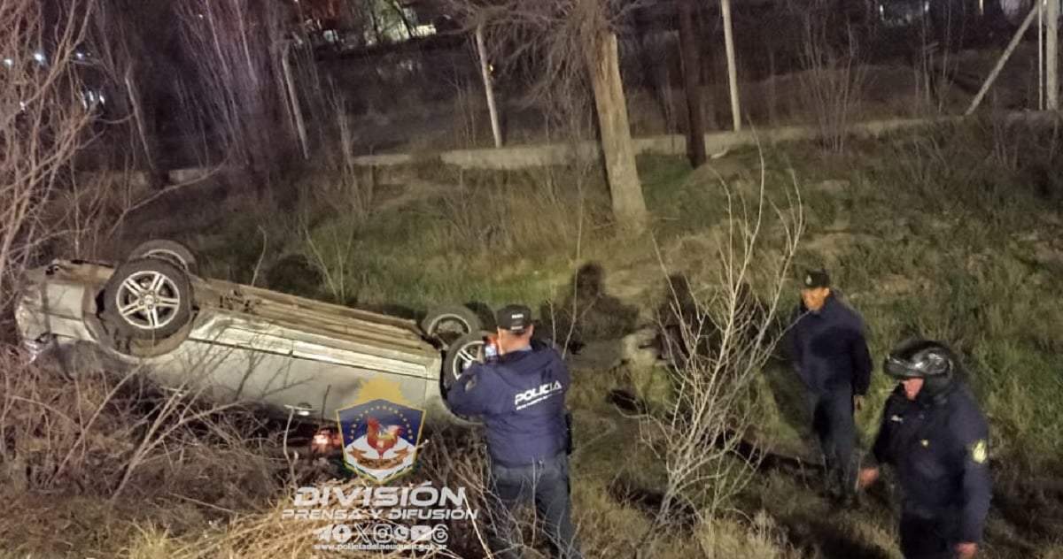 El auto quedó apoyado en el techo, sobre la banquina Sur. Fuente (Policía de Neuquén)