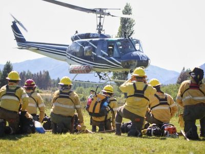 Tragedia en Aluminé: cómo trabajan los bomberos para llegar al helicóptero y hallar a las víctimas