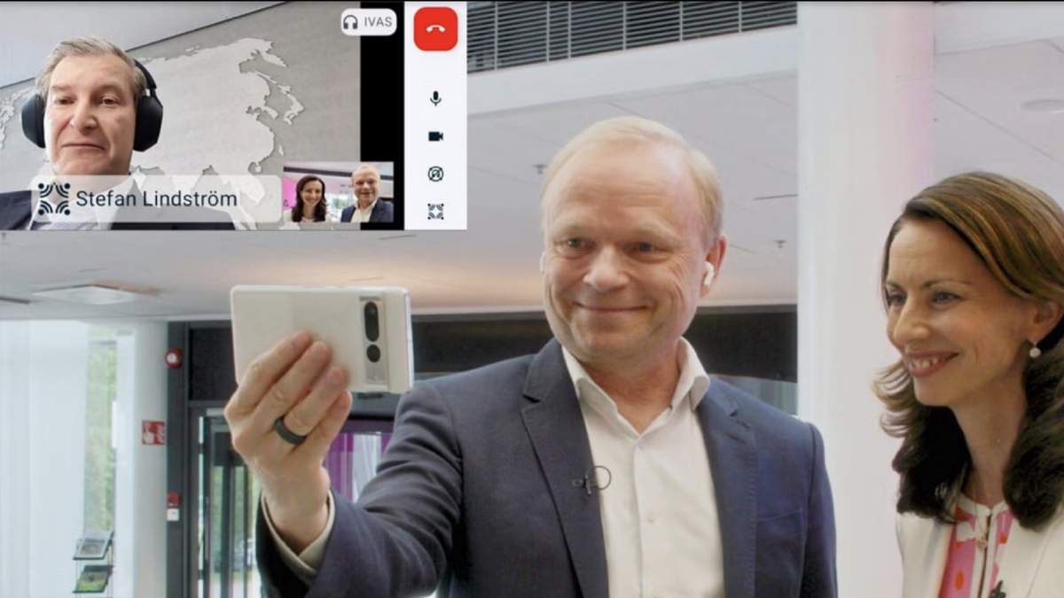 El director ejecutivo de Nokia, Pekka Lundmark, en el momento en el que realiza una llamada telefónica inmersiva