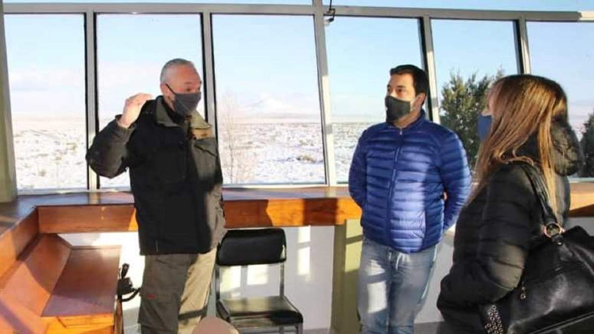 El intendente de Zapala, recorriendo las instalaciones del aeropuerto. Fuente: (Twitter)
