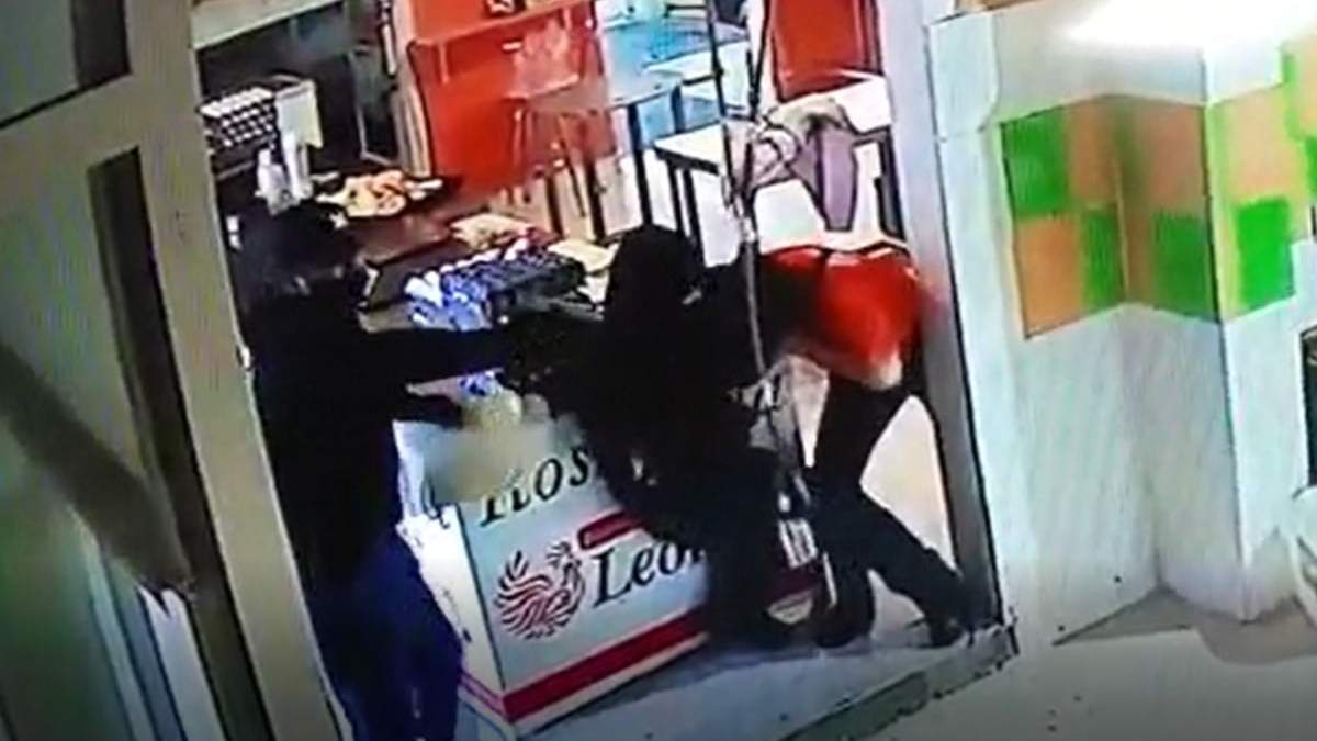 La mujer fue sacada a la fuerza de la rosticería que atendía
