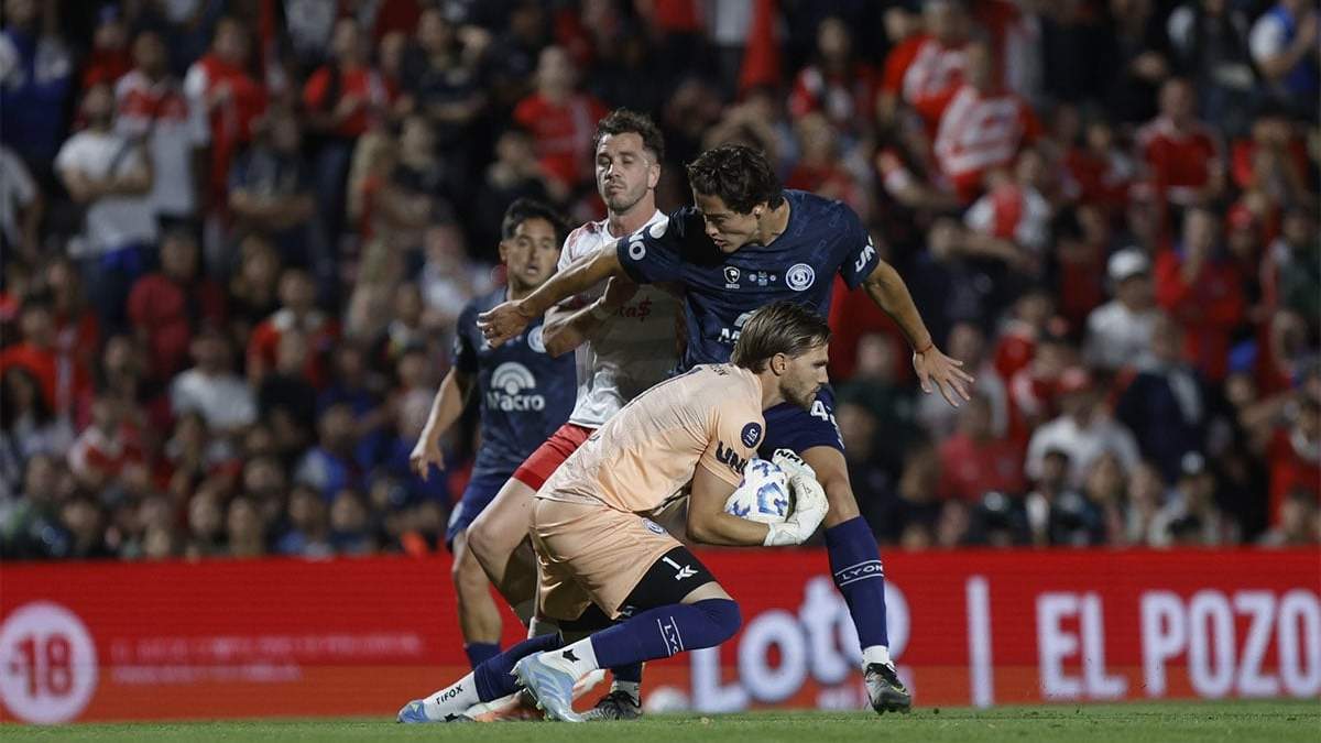 Ezequiel Centurión, figura ante River, debió salir lesionado por un golpe en su muñeca izquierda