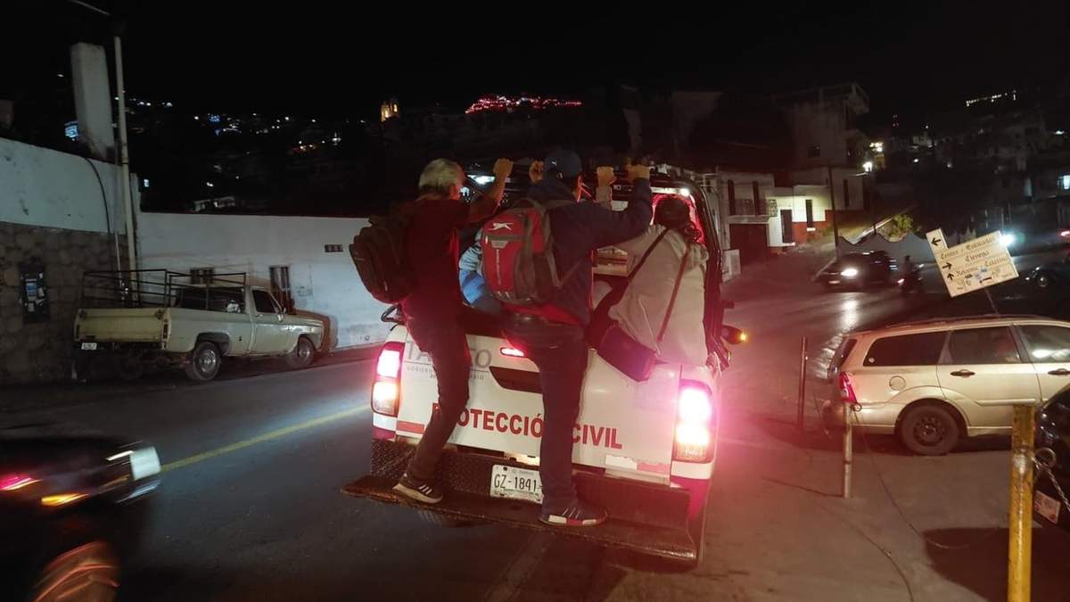Patrullas de la policía municipal y de Protección Civil son usadas para transportar a ciudadanos en Taxco