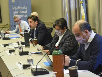 El Gobierno y los sindicatos acordaron un nuevo salario mínimo para los docentes