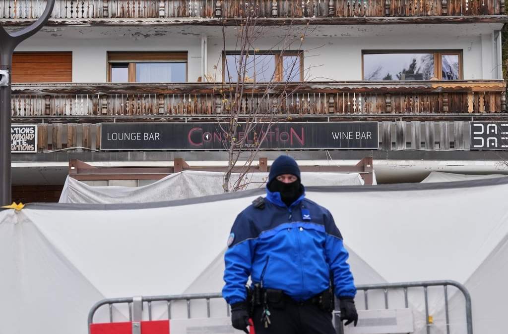 La fachada del bar Le Constellation, escenario de un letal incendio, cubierta por plásticos, en Crans-Montana, Suiza, el 2 de enero de 2026