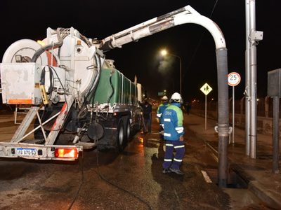 Después de las lluvias: sigue el trabajo de recuperación de calles en Neuquén Capital
