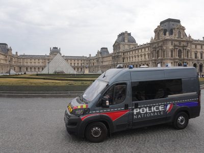 Dos nuevos sospechosos enfrentan cargos preliminares por robo en el Louvre