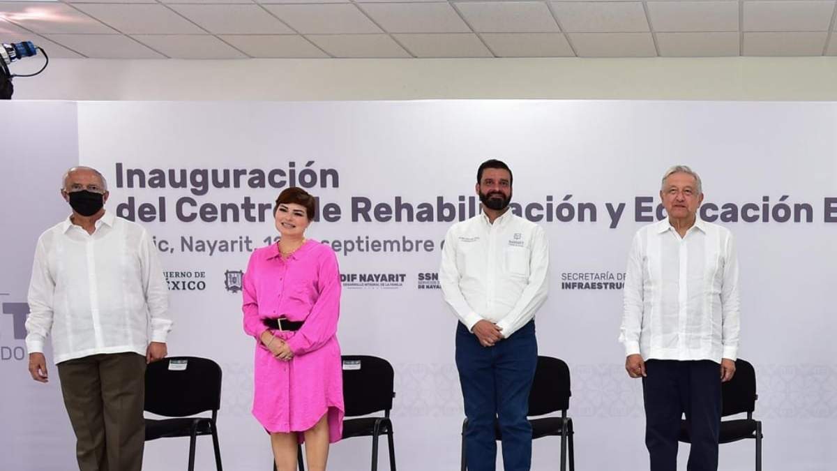 El presidente López Obrador con el gobernador de Nayarit, Antonio Echevarría García