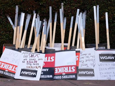 Alcanzan acuerdo tentativo para finalizar la huelga de guionistas de Hollywood. La de actores aún no