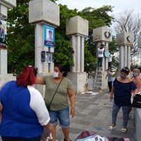 Familiares colocan imágenes de sus desaparecidos en la Rotonda de Colimenses Ilustres