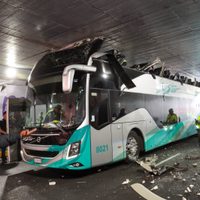 Autobús de turistas se atora en bajopuente de Viaducto e Insurgentes; 14 heridos