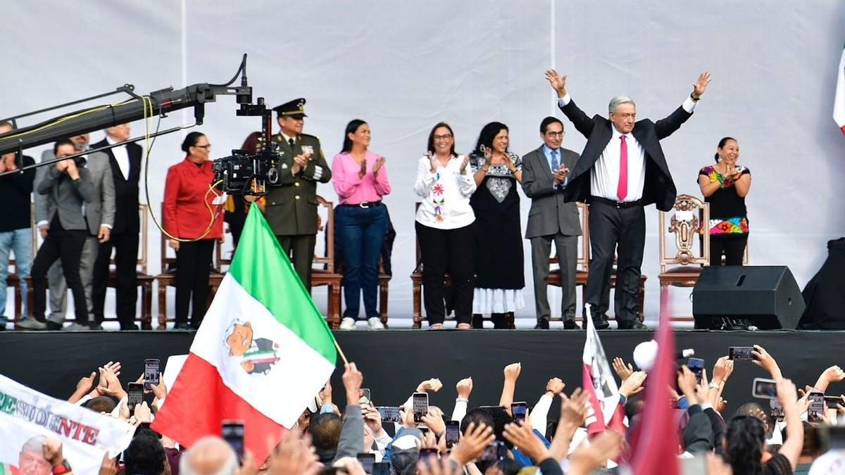 AMLO en el templete con la secretaria de Energía, Rocío Nahle, y el director de Petróleos Mexicanos (Pemex), Octavio Romero