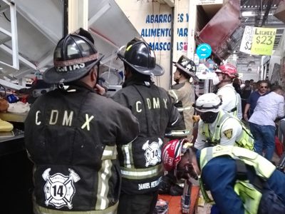 Colapsa techo en mercado de colonia Guerrero; hay tres heridos