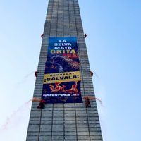 Greenpeace coloca pancarta en la Estela de Luz contra la deforestación en la Selva Maya