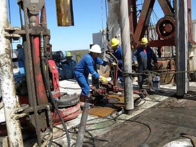 Petroleros negociarán aumentos salariales del 100% y revisión trimestral