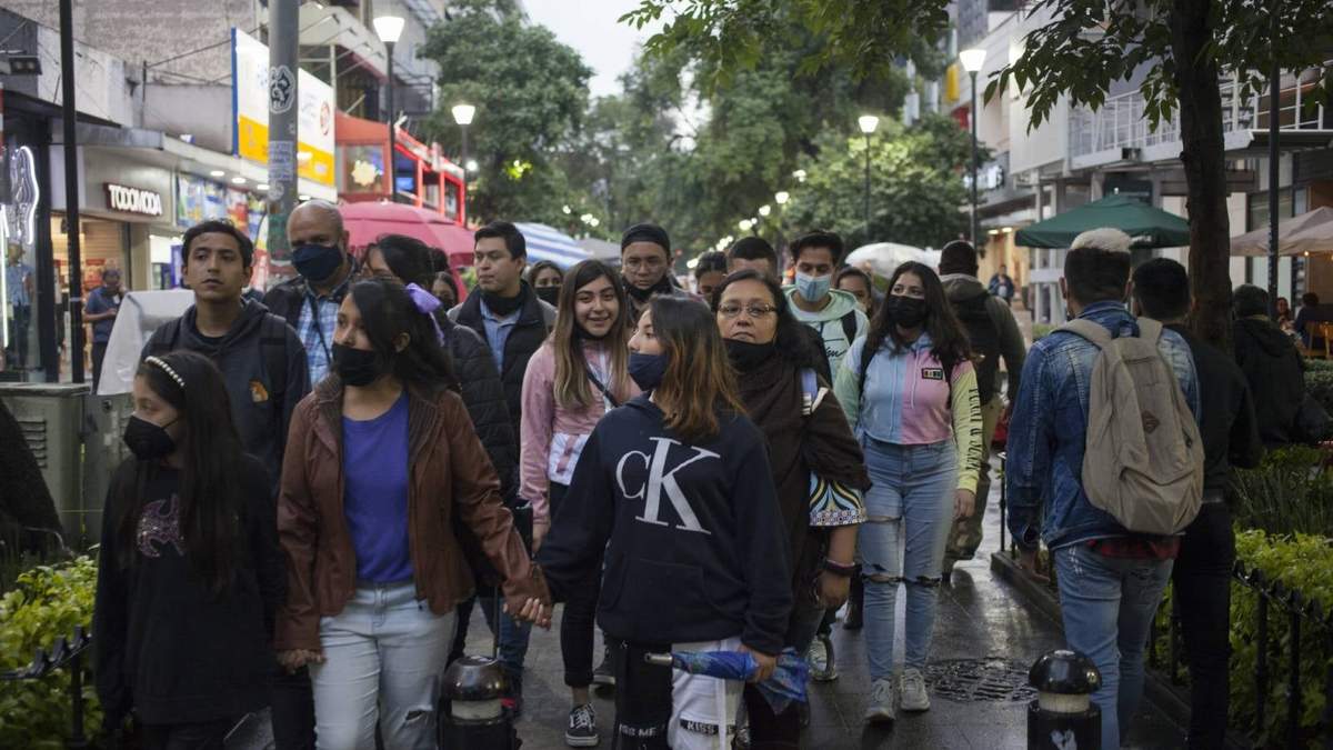 Jóvenes pasean por la Zona Rosa de la CDMX