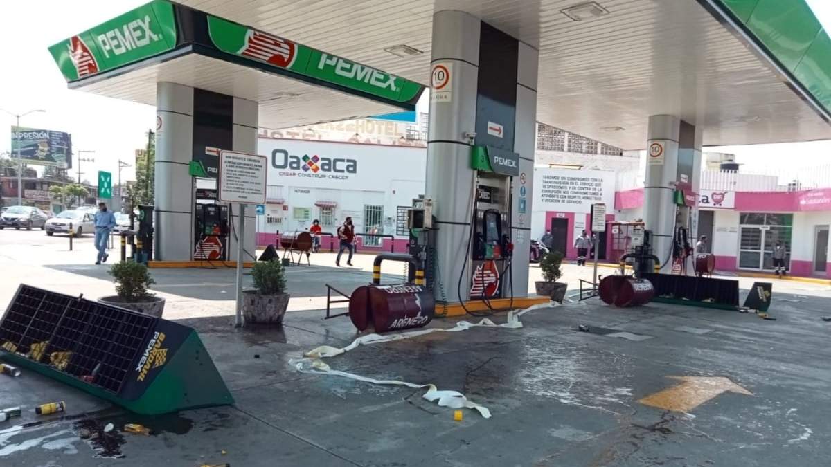 Daños a una gasolinería durante una marcha de normalistas en Oaxaca