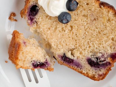 Budín "15 cucharadas" de arándanos con naranja: la tentación dulce que tenés que preparar este domingo