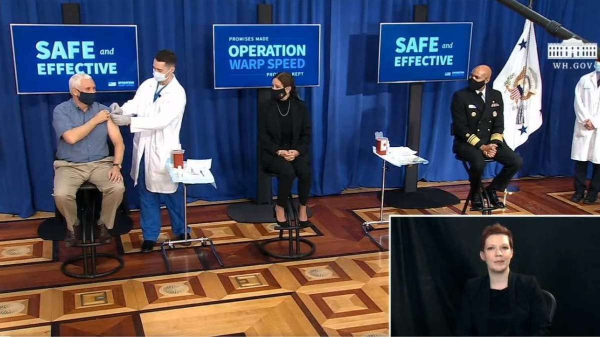 Pence, su esposa y el Médico General de la Nación, Jerome Adams
