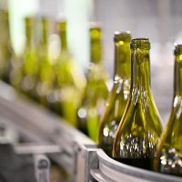 Si tenés una botella de licor vacía con bonita forma, no la tires: dale un toque radiante a tu pieza con esta idea