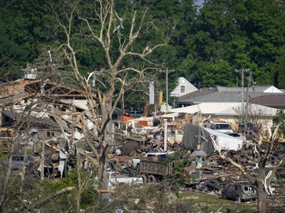Autoridades realizan operaciones de búsqueda y rescate tras tornado en Iowa; al menos un muerto