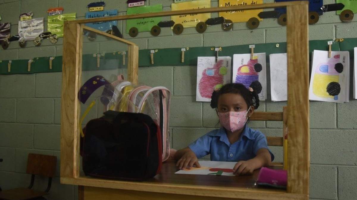 En El Salvador, el padre de Allison le hizo un pupitre ante el regreso a clases semi presencial