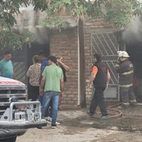 Gritos, corridas, muchos nervios y pérdidas totales en dos viviendas producto de un incendio