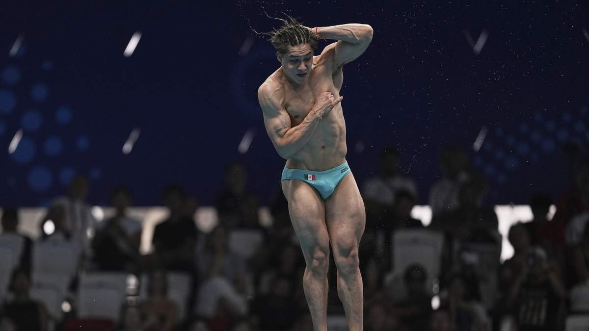 Osmar Olvera Ibarra de México compite en la final masculina de trampolín de 3 metros en el Campeonato Mundial de Deportes Acuáticos en Singapur