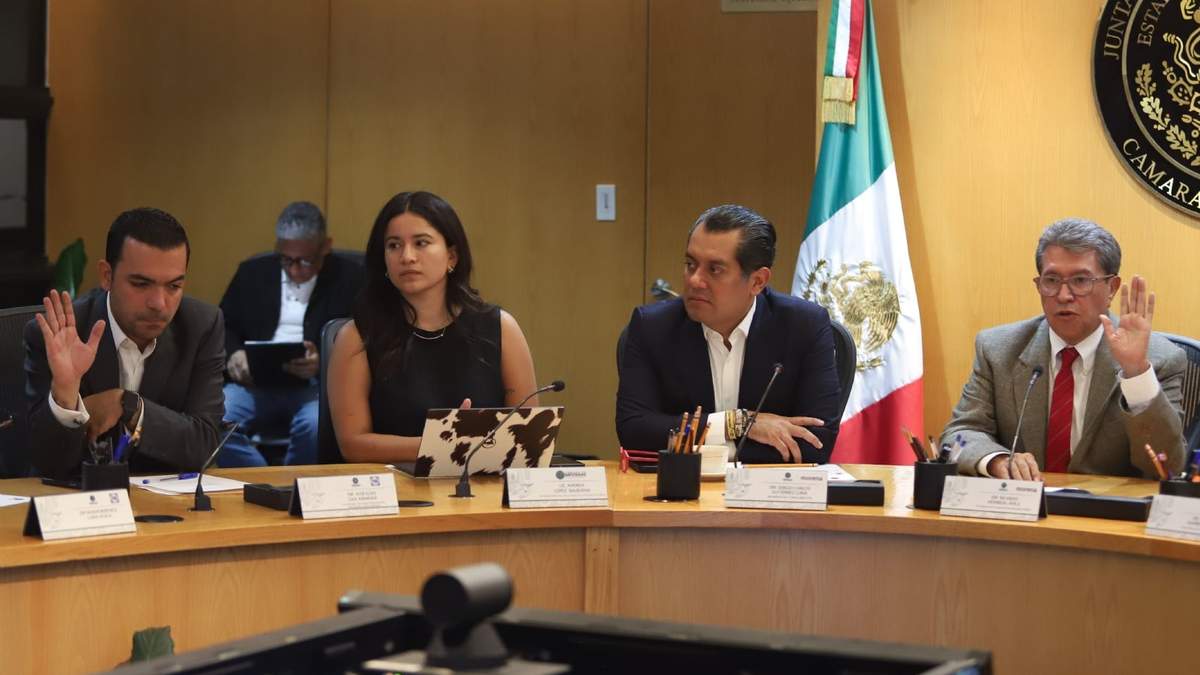 El diputado panista José Elías Lixa, Andrea López Bárcena, secretaria ejecutiva de la Jucopo, y los morenistas Sergio Gutiérrez Luna y Ricardo Monreal