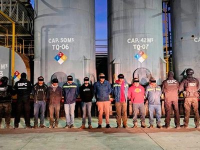Aseguran 250 mil litros de "huachicol" en Perote, Veracruz; hay ocho detenidos