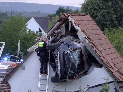Coche se estrella contra el techo de un granero en Alemania y deja a dos personas gravemente heridas
