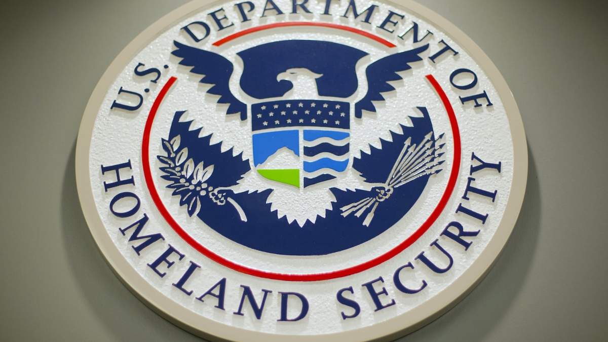 El logotipo del Departamento de Seguridad Nacional visto durante una conferencia de prensa en Washington