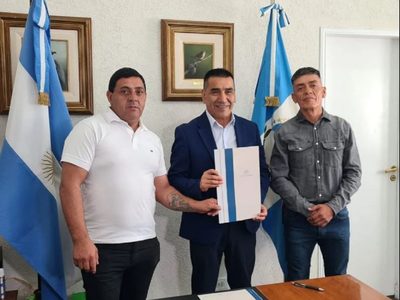 Municipales de Cutral Co acordaron un aumento de 120% en tres cuotas con cláusula gatillo