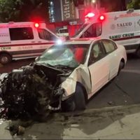 Joven de 25 años choca su automóvil y mata a cuatro personas que estaban en el camellón