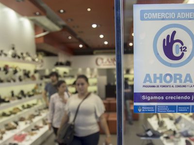 Para incentivar el consumo, Nación negocia con los bancos una extensión del Ahora 12