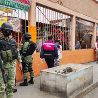 Guardia Nacional y policía municipal cierran negocios 'no esenciales” en Neza
