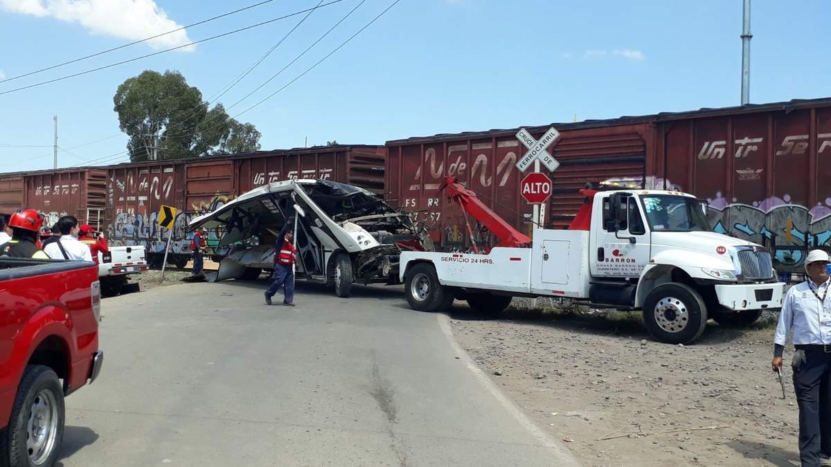 Autobús quiso ganarle al tren en San Juan del Río, Querétaro