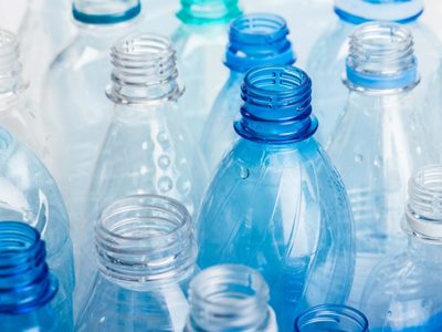 Con botellas de plástico y cartón creá el organizador para tu cocina más chic y útil: seguí el fácil paso a paso