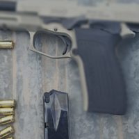 Entraron a una casa, amenazaron y dispararon; en la huida tiraron un arma a un techo